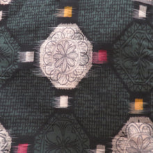 画像をギャラリービューアに読み込む, アンティーク 銘仙 昔着物 深緑地 白×黄×赤 袷 バチ衿 正絹 仕付け糸付き 昔きもの レトロモダン 明治・大正ロマン 身丈153.6cm