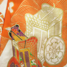 Load image into Gallery viewer, 子供着物 女の子用 四つ身 襦袢セット オレンジ×オフホワイト×金彩 御所車 波 古典柄 単衣 ポリエステル 子供きもの 女児 七五三 祝着 身丈117cm