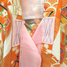 Load image into Gallery viewer, 子供着物 女の子用 四つ身 襦袢セット オレンジ×オフホワイト×金彩 御所車 波 古典柄 単衣 ポリエステル 子供きもの 女児 七五三 祝着 身丈117cm