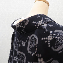 画像をギャラリービューアに読み込む, ウール着物 胴抜きタイプ ネイビー×グレー 絣柄 古典柄 ポリ八掛付き バチ衿 カジュアルきもの 普段着物 仕立て上がり ウールきもの 和洋ミックス 身丈157.3cm