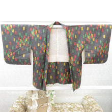 Load image into Gallery viewer, ウール着物 単衣 女性用ウールアンサンブル2点セット 羽織＆着物 チャコールグレー系 絣調 矢羽根柄 バチ衿 カジュアル 普段使い 身丈158.5cm