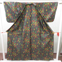 Load image into Gallery viewer, ウール着物 単衣 女性用ウールアンサンブル2点セット 羽織＆着物 チャコールグレー系 絣調 矢羽根柄 バチ衿 カジュアル 普段使い 身丈158.5cm