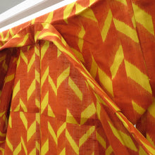 Load image into Gallery viewer, ウール着物 女性用ウールアンサンブル2点セット 羽織＆着物 オレンジ×イエロー 絣調 幾何学柄 バチ衿 胴抜きタイプ カジュアル 普段使い 身丈144cm