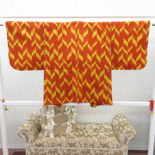 Load image into Gallery viewer, ウール着物 女性用ウールアンサンブル2点セット 羽織＆着物 オレンジ×イエロー 絣調 幾何学柄 バチ衿 胴抜きタイプ カジュアル 普段使い 身丈144cm