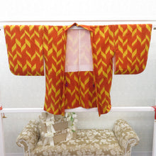 Load image into Gallery viewer, ウール着物 女性用ウールアンサンブル2点セット 羽織＆着物 オレンジ×イエロー 絣調 幾何学柄 バチ衿 胴抜きタイプ カジュアル 普段使い 身丈144cm