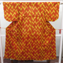 Load image into Gallery viewer, ウール着物 女性用ウールアンサンブル2点セット 羽織＆着物 オレンジ×イエロー 絣調 幾何学柄 バチ衿 胴抜きタイプ カジュアル 普段使い 身丈144cm