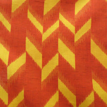 Load image into Gallery viewer, ウール着物 女性用ウールアンサンブル2点セット 羽織＆着物 オレンジ×イエロー 絣調 幾何学柄 バチ衿 胴抜きタイプ カジュアル 普段使い 身丈144cm