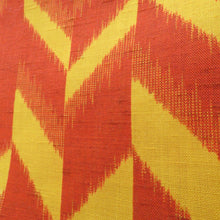 Load image into Gallery viewer, ウール着物 女性用ウールアンサンブル2点セット 羽織＆着物 オレンジ×イエロー 絣調 幾何学柄 バチ衿 胴抜きタイプ カジュアル 普段使い 身丈144cm