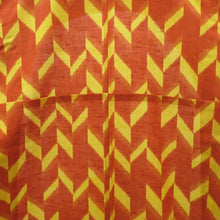Load image into Gallery viewer, ウール着物 女性用ウールアンサンブル2点セット 羽織＆着物 オレンジ×イエロー 絣調 幾何学柄 バチ衿 胴抜きタイプ カジュアル 普段使い 身丈144cm