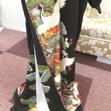 画像をギャラリービューアに読み込む, 黒留袖 昔黒留袖 アンティーク黒留袖 鶴 松 梅 橘 金雲 刺繍 昔着物 レトロ 明治・大正ロマン 裾綿入 両褄 身丈152cm