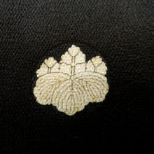 画像をギャラリービューアに読み込む, 黒留袖 昔黒留袖 アンティーク黒留袖 鶴 松 梅 橘 金雲 刺繍 昔着物 レトロ 明治・大正ロマン 裾綿入 両褄 身丈152cm