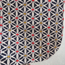 Load image into Gallery viewer, ウール着物 単衣 紺地 白×赤×黄色 麻の葉七宝調 バチ衿 カジュアルきもの 普段着物 仕立て上がり ウールきもの 和洋ミックス 身丈151.4cm