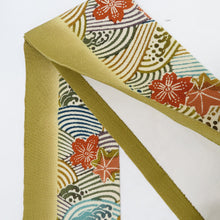 画像をギャラリービューアに読み込む, 名古屋帯 染め模様 縮緬 辛子色ｘ多色 波に桜と紅葉文様 全通柄 正絹 カジュアル 着物帯 長さ362cm