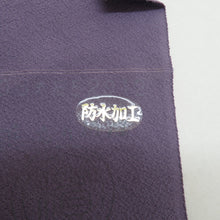 Load image into Gallery viewer, 色無地 紫色 袷 広衿 蔦紋 余り布付き 防水加工 正絹 仕立て上がり 身丈158cm