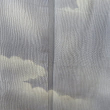 Load image into Gallery viewer, 付下げ 袷 一つ紋 九曜紋 ぼかし染め 八掛地紋入り 薄青色 雲取り柄 広衿 正絹 仕立て上がり着物 身丈158cm