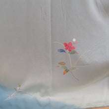 画像をギャラリービューアに読み込む, 訪問着 袷 水色ｘ多色 パステル系 友禅調 花々文様 一つ刺繍紋入り 木瓜紋 広衿 正絹 仕立て上がり着物 身丈164cm
