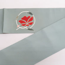 Load image into Gallery viewer, 名古屋帯 塩瀬 染め模様 緑色ｘ白色ｘ赤色 花文様 お太鼓柄 金駒刺繍入り 正絹 カジュアル 着物帯 長さ362cm