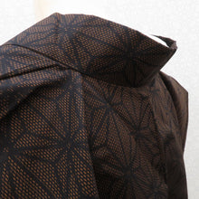 Load image into Gallery viewer, 紬 着物 袷 ブラウン×ブラック 麻の葉 バチ衿 正絹 カジュアル 仕立て上がり着物 紬きもの 和洋ミックス 茶×黒 身丈152cm