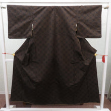 Load image into Gallery viewer, 紬 着物 袷 ブラウン×ブラック 麻の葉 バチ衿 正絹 カジュアル 仕立て上がり着物 紬きもの 和洋ミックス 茶×黒 身丈152cm