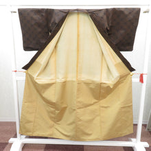 Load image into Gallery viewer, 紬 着物 袷 ブラウン×ブラック 麻の葉 バチ衿 正絹 カジュアル 仕立て上がり着物 紬きもの 和洋ミックス 茶×黒 身丈152cm