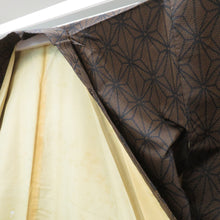 Load image into Gallery viewer, 紬 着物 袷 ブラウン×ブラック 麻の葉 バチ衿 正絹 カジュアル 仕立て上がり着物 紬きもの 和洋ミックス 茶×黒 身丈152cm