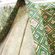 Load image into Gallery viewer, ウール着物 単衣 緑 クリーム 白 水色 紫 亀甲 花 バチ衿 カジュアルきもの 普段着物 ウールきもの 仕立て上がり 和洋ミックス 身丈154.2cm