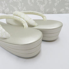 画像をギャラリービューアに読み込む, 草履・バッグセット 白梅謹製 礼装用 Lサイズ フォーマル ホワイト×シャンパンゴールド 芝柄 25.0cm 日本製 牛皮底面