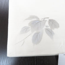 Load image into Gallery viewer, 名古屋帯 夏用帯 夏名古屋帯 白地 薄ピンク花刺繍 墨絵調 仕付け糸付き ホワイト 絽 夏 お太鼓柄