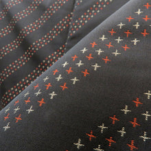 画像をギャラリービューアに読み込む, 小紋 昔 アンティーク 昔着物 黒×ベージュ赤 斜め縞 バチ衿 袷 正絹 昔きもの レトロ 明治・大正ロマン カジュアル 和洋ミックス 身丈146.4cm