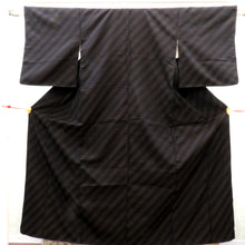 画像をギャラリービューアに読み込む, 小紋 昔 アンティーク 昔着物 黒×ベージュ赤 斜め縞 バチ衿 袷 正絹 昔きもの レトロ 明治・大正ロマン カジュアル 和洋ミックス 身丈146.4cm