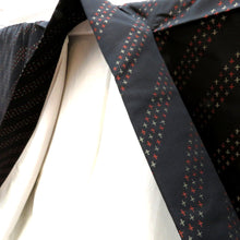 画像をギャラリービューアに読み込む, 小紋 昔 アンティーク 昔着物 黒×ベージュ赤 斜め縞 バチ衿 袷 正絹 昔きもの レトロ 明治・大正ロマン カジュアル 和洋ミックス 身丈146.4cm