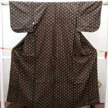 Load image into Gallery viewer, 紬 着物 昔 アンティーク 昔着物 こげ茶×ベージュ 麻の葉 昔紬 バチ衿 正絹 昔きもの レトロ 明治・大正ロマン カジュアル 身丈151.7cm