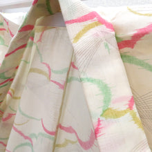 Load image into Gallery viewer, ウール着物 サマーウール 夏物 単衣 薄黄ｘ多色 雲取 松 バチ衿 カジュアルきもの 普段着物 仕立て上がり 身丈156.2cm