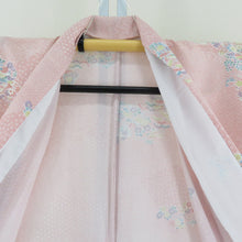 Load image into Gallery viewer, 小紋 単衣 ポリエステル 薄ピンク色ｘ多色 江戸小紋柄に風景模様 身丈Lサイズ 広衿 仕立て上がり着物 身丈164cm