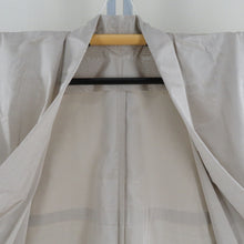 Load image into Gallery viewer, 小紋 単衣 正絹 ベージュグレー 木目調 バチ衿 仕立て上がり着物 身丈150cm