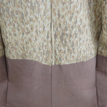 Load image into Gallery viewer, 紬 着物 正絹 単衣 ベージュ色ｘ薄茶色 八掛付き 幾何学模様 バチ衿 カジュアル 仕立て上がり着物 身丈156cm