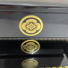 Load image into Gallery viewer, 和小物 輪島塗 重箱 五段重 御重 峯孝作 前古孝人 黒塗内朱 沈金 家紋 丸に木瓜紋 重台付 漆器 極上本堅地 能登輪島 骨董 昭和レトロ