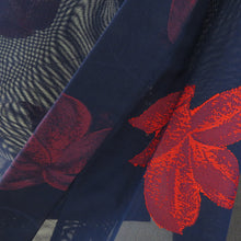 Load image into Gallery viewer, 夏着物 単衣 紗 バチ衿 花模様 正絹 紺色ｘ赤色 夏用 カジュアル 仕立て上がり 身丈159.5cm