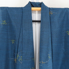 Load image into Gallery viewer, 紬 着物 本場大島紬 証紙付き 片ス式 草花模様 紺色ｘ黄緑 袷 広衿 正絹 カジュアル 仕立て上がり着物 袖 身丈166cm