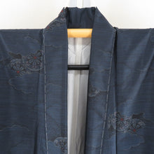 Load image into Gallery viewer, 紬 着物 大島紬 アンサンブル コート付き 2点セット 雲取りに源氏車模様 紺色ｘ灰色 袷 広衿 正絹 カジュアル 仕立て上がり着物 袖 身丈158cm