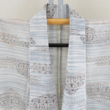 Load image into Gallery viewer, 夏着物 単衣 単衣 交織 薄水色ｘ白色ｘ薄茶色 茶柄 カジュアル 広衿 仕立て上がり 身丈158cm