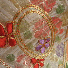 Load image into Gallery viewer, 振袖 ベージュ色ｘ紫色ｘ金色ｘ多色 刺繍入り 金コマ 箔入り 花に鼓文様 正絹 袷 広衿 成人式 仕立て上がり 身丈162cm