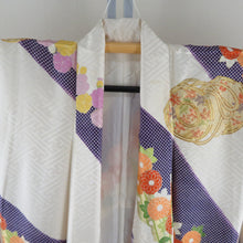 Load image into Gallery viewer, 振袖 ベージュ色ｘ紫色ｘ金色ｘ多色 刺繍入り 金コマ 箔入り 花に鼓文様 正絹 袷 広衿 成人式 仕立て上がり 身丈162cm