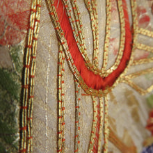 Load image into Gallery viewer, 振袖 ベージュ色ｘ紫色ｘ金色ｘ多色 刺繍入り 金コマ 箔入り 花に鼓文様 正絹 袷 広衿 成人式 仕立て上がり 身丈162cm