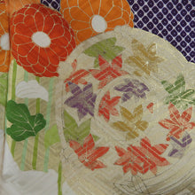 Load image into Gallery viewer, 振袖 ベージュ色ｘ紫色ｘ金色ｘ多色 刺繍入り 金コマ 箔入り 花に鼓文様 正絹 袷 広衿 成人式 仕立て上がり 身丈162cm