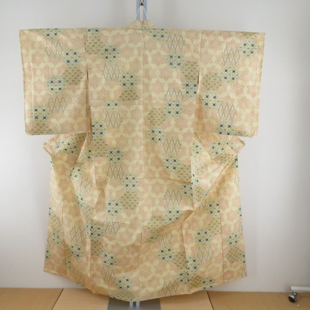 紬 着物 正絹 単衣 薄黄色x赤色x青色 麻の葉に玉模様 幾何学模様