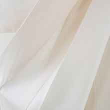 Load image into Gallery viewer, 夏着物 色無地 絽 極薄ピンク色 ホワイト系 バチ衿 一つ紋 剣片喰紋 フォーマル 夏用 仕立て上がり 身丈165cm