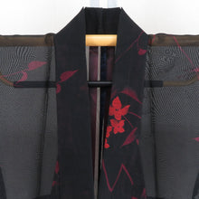 Load image into Gallery viewer, 夏着物 単衣 紗 バチ衿 花模様 正絹 黒色ｘ赤ピンク色 夏用 カジュアル 仕立て上がり 身丈151cm
