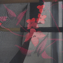 Load image into Gallery viewer, 夏着物 単衣 紗 バチ衿 花模様 正絹 黒色ｘ赤ピンク色 夏用 カジュアル 仕立て上がり 身丈151cm