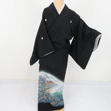 Load image into Gallery viewer, Black -sleeved building landscape writer writer writer Sluts Pure silk primary wings hugging myoga crest lined lined collar dress kimono formal tailoring